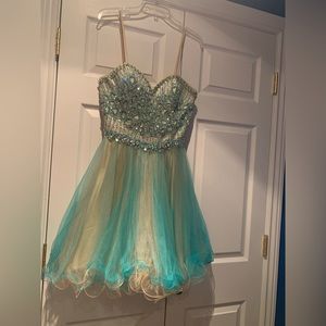 Glamour by Terani Couture Beaded Sweetheart Neck Dress. Size 4